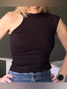 Sleek Black Sleeveless Tank Top